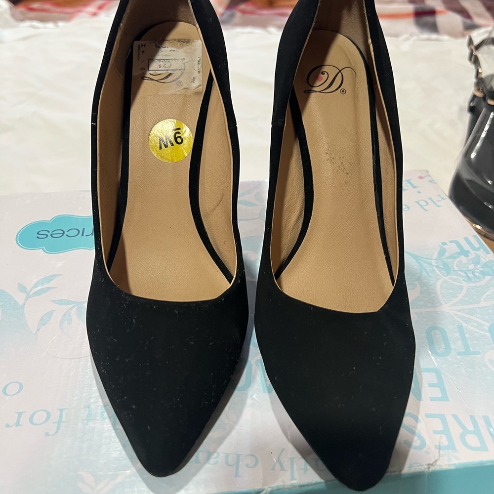 Black faux suede heels 9W